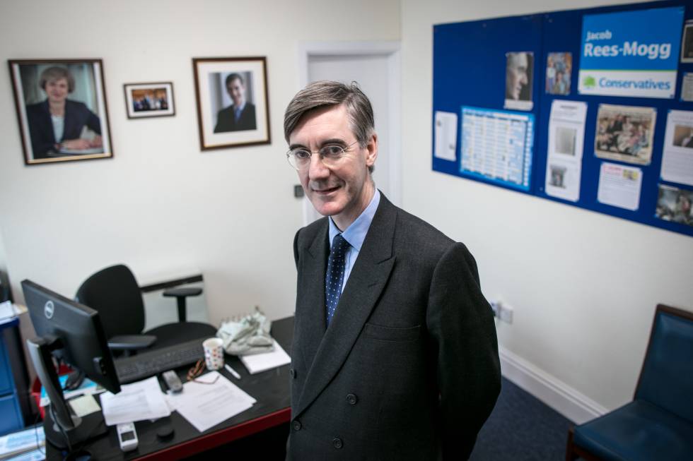 El diputado conservador Jacob Rees-Mogg, en su oficina del distrito electoral de Keynsham, en mayo de este aÃ±o