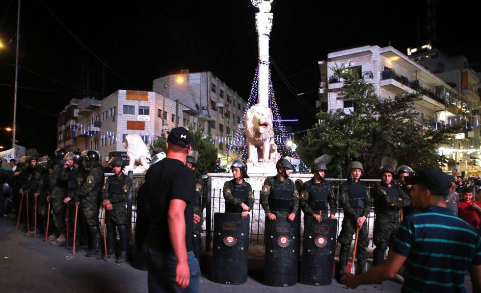 Agentes palestinos bloquean una protesta en favor de Gaza, el miÃ©rcoles en Ramala.