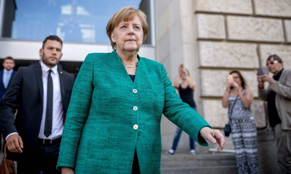 La canciller alemana, Angela Merkel, abandona el Parlamento alemán tras reunirse de urgencia con su partido el jueves.
