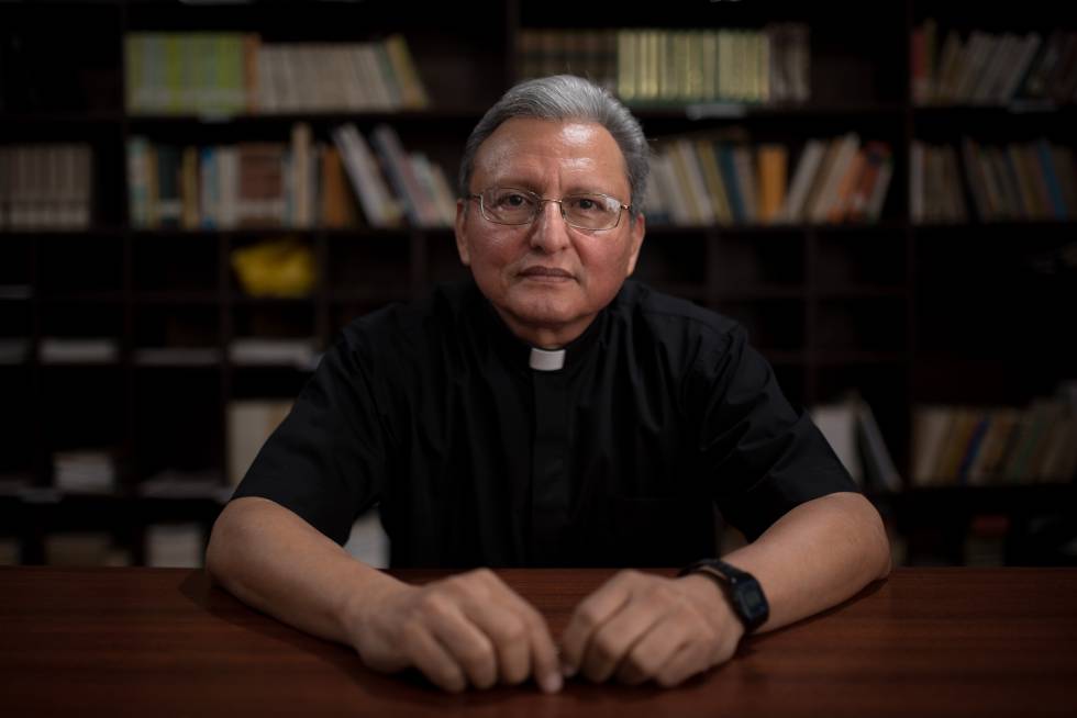 El jesuita JosÃ© Alberto IdiÃ¡quez, rector de la Universidad CentroamÃ©rica de Nicaragua. 
