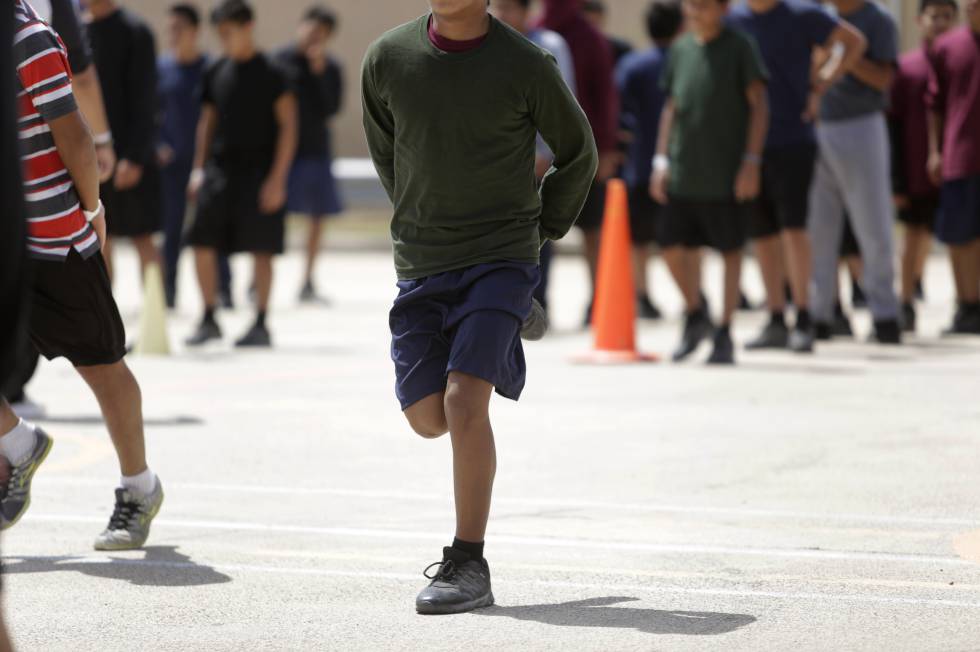 Niños practicando deporte, el pasado miércoles, en el exterior del albergue Casa Padre