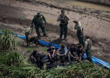 La separación de familias en la frontera le estalla a Trump