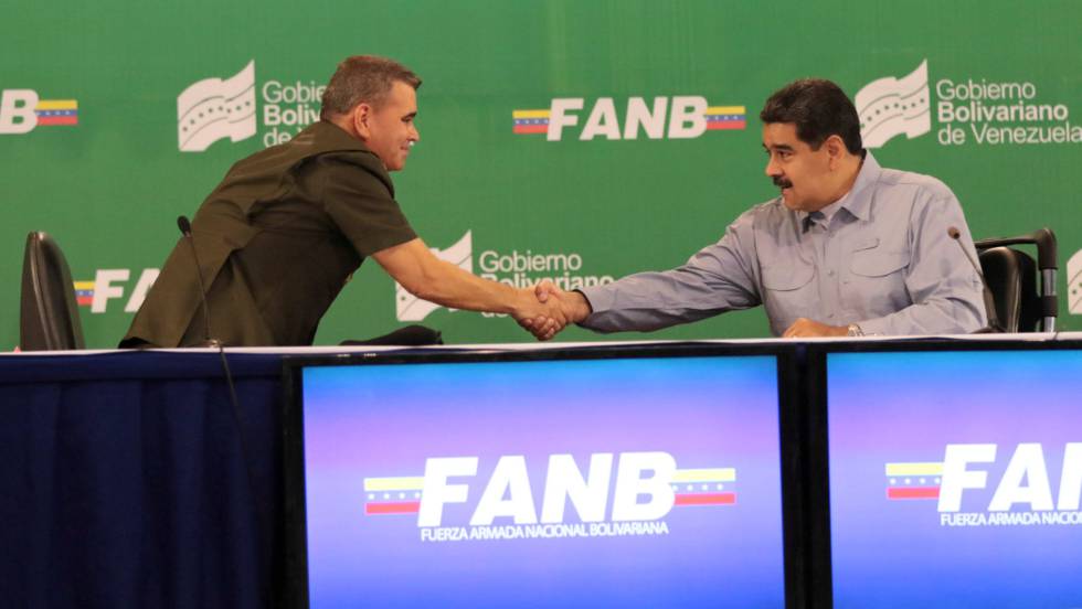 Nicolás Maduro, a la derecha, a estrecha la mano del ministro de Defensa, Vladímir Padrino, la semana pasada. rn 