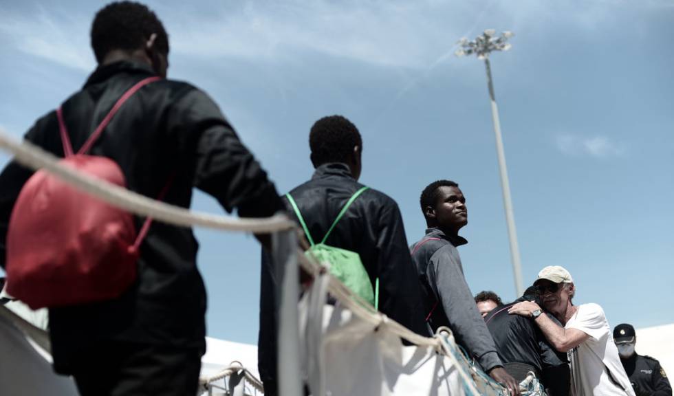 Migrantes do 'Aquarius' na chegada ao porto de ValÃªncia no domingo.