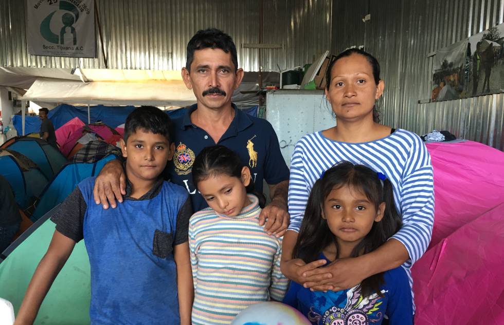 Rafael Castillo, Georgina Ayala y sus hijos, el lunes en un albergue de Tijuana, donde esperan para cruzar a Estados Unidos.