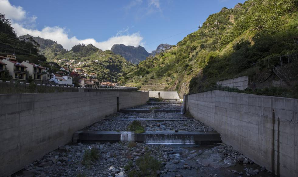 Canal construido con fondos comunitarios tras las riadas de 2010 en Ribeira brava (Madeira).