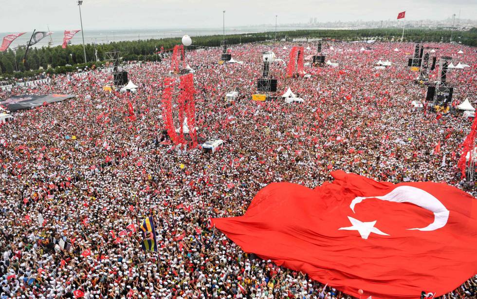 Sguidores de Muharrem Ince, principal opositor de Erdogan, en un mitin en Estambul (Turquía).