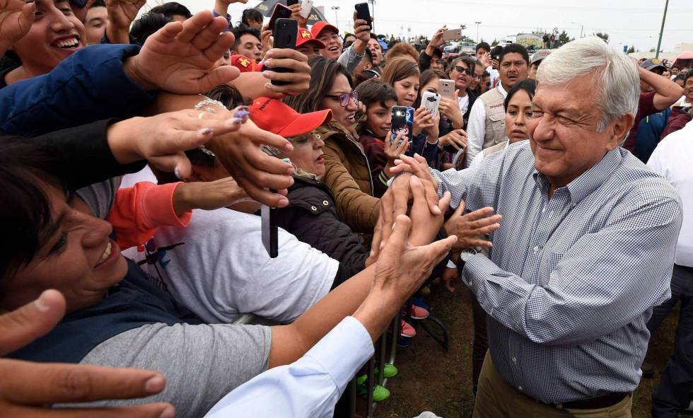 Andrés Manuel López Obrador, a la llegada a un mitin. 