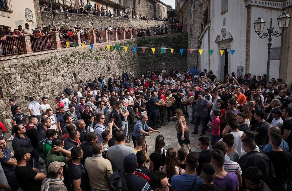 Los vecinos de San Luca celebran la fiesta de la vírgen de Santa María de Polsi.