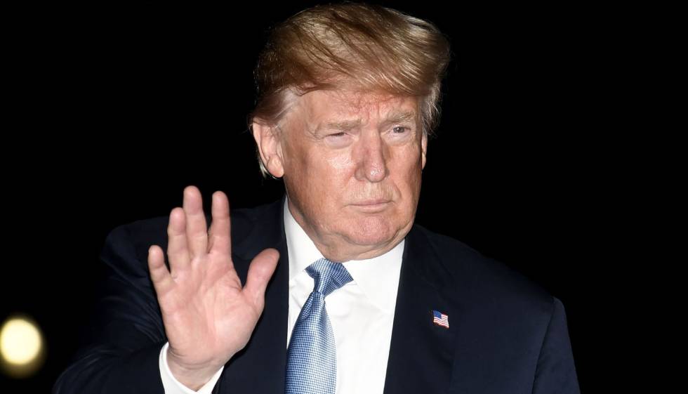 Trump saluda a la prensa, la noche del sábado en la Casa Blanca