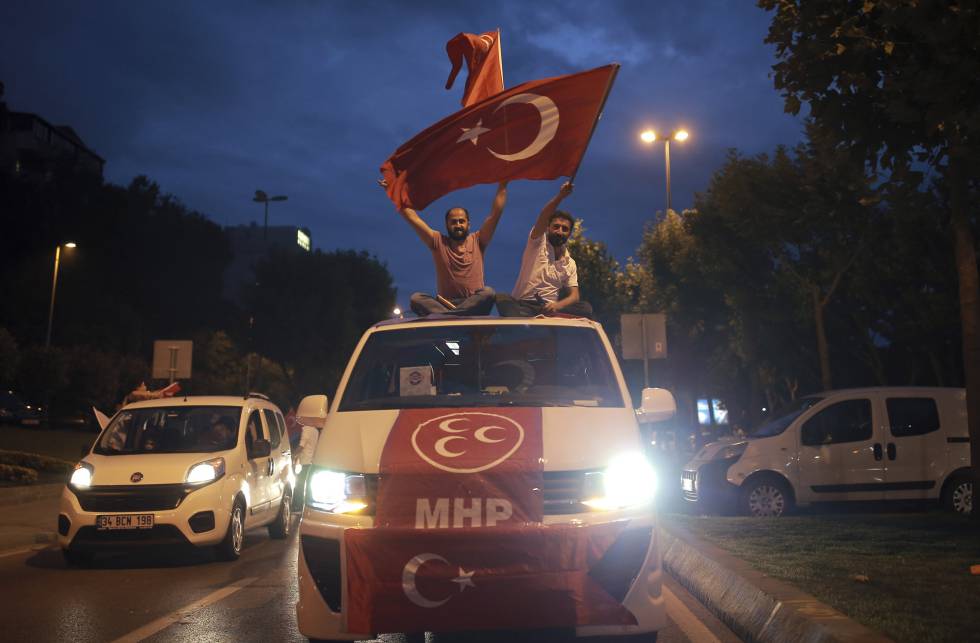 Seguidores del MHP celebran en Estambul los resultados de su partido.