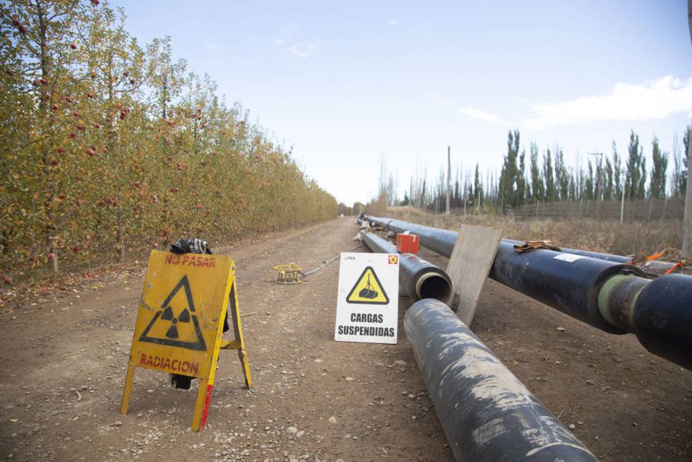 Tuberías de gas junto a plantaciones de manzanas en Allen, en el valle fértil de Río Negro.