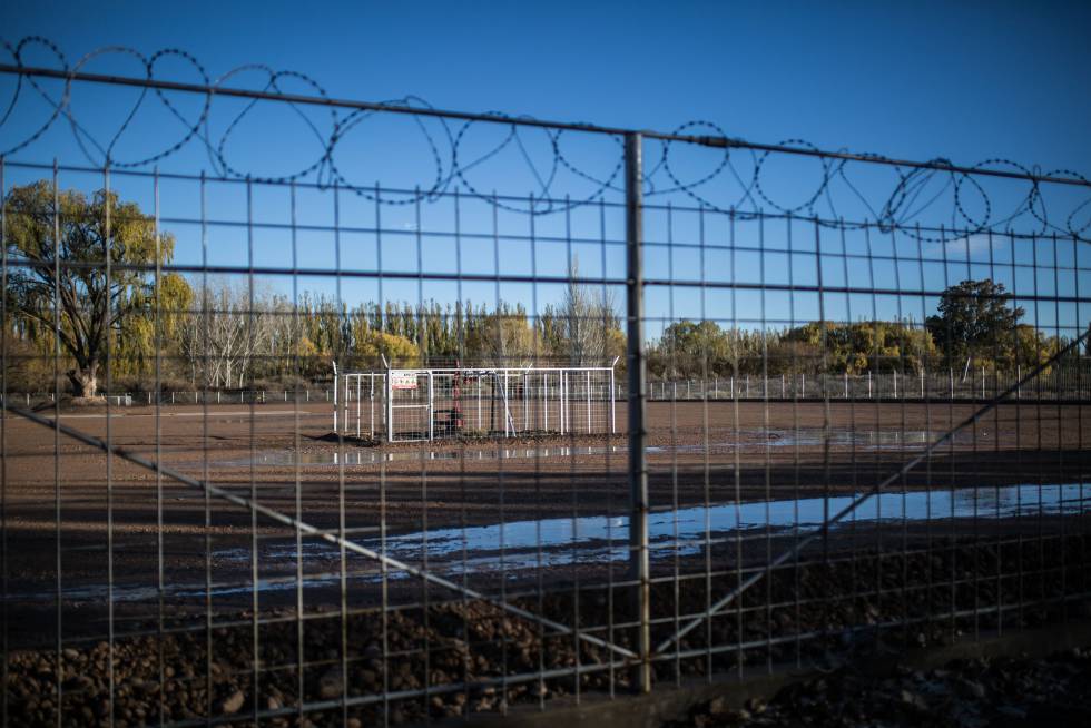 Pozo de gas junto a la casa de la familia Ibáñez, donde antes había frutales. Una vez realizada la fractura hidráulica, a la vista sólo queda una cañería que se eleva un metro del suelo.