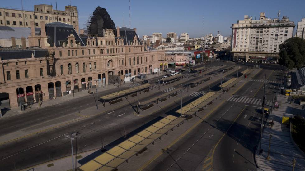 La terminal de trenes y buses de Plaza ConstituciÃ³n, desierta por la huelga general convocada por la CGT contra Macri.