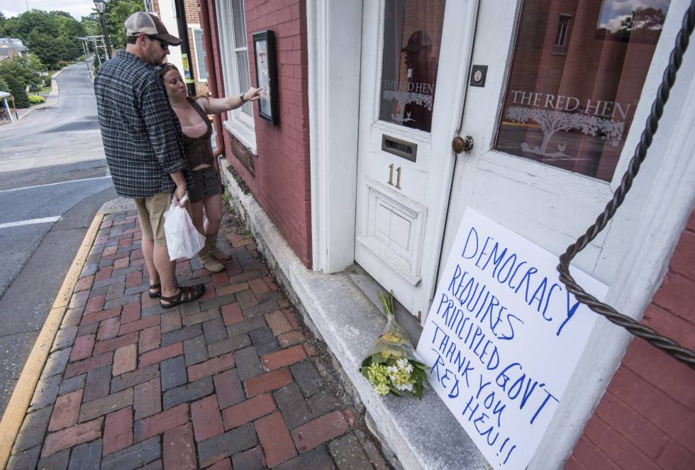 "La democracia requiere de un Gobierno con principios. Gracias Red Hen", reza un cartel, el sábado, en la puerta del restaurante de Lexington