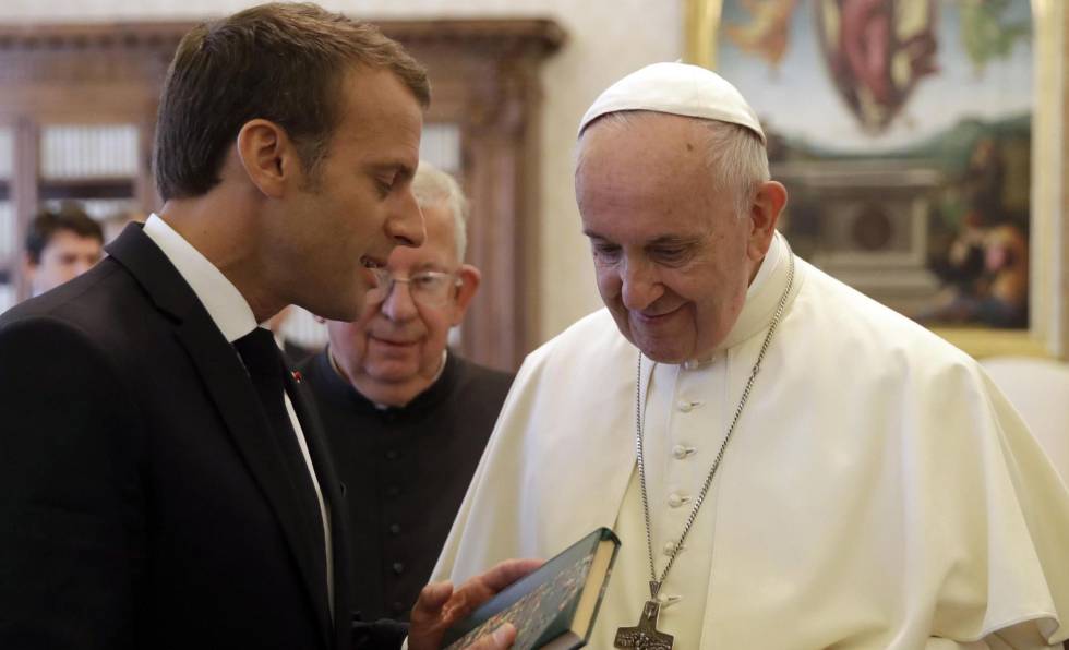 Macron intercambia regalos con el papa Francisco este martes en el Vaticano.