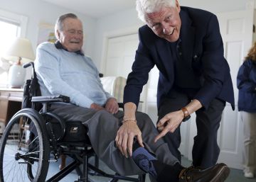 Bush padre sorprende a Bill Clinton con unos calcetines con su rostro