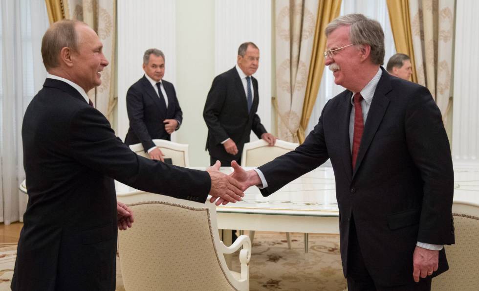 VladÃmir Putin y John Bolton este miércoles en Moscú.