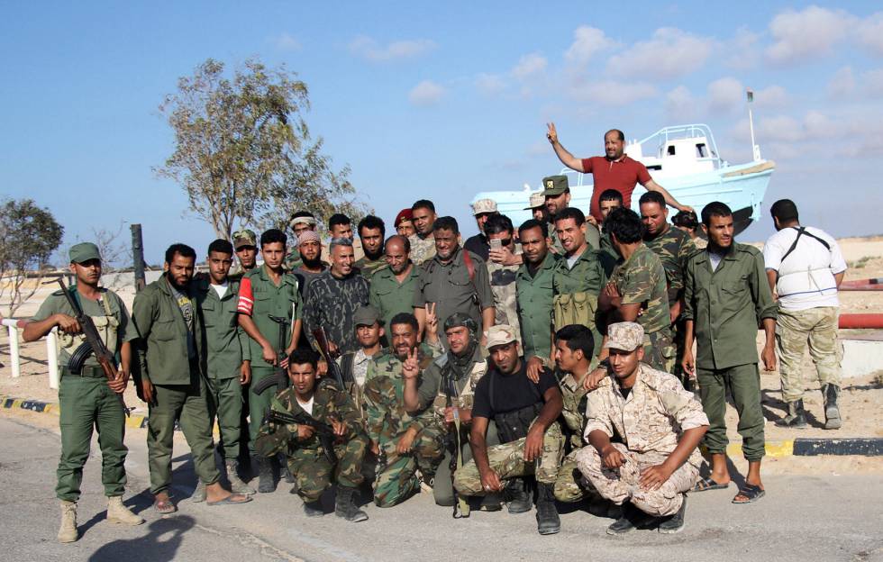 Miembros de la Armada Nacional Libia, cerca de Ras Lanuf.
