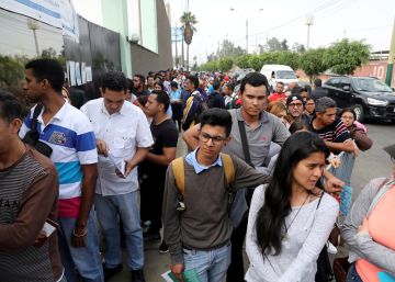 Venezolanos hacen fila para realizar sus trámites migratorios en Perú.