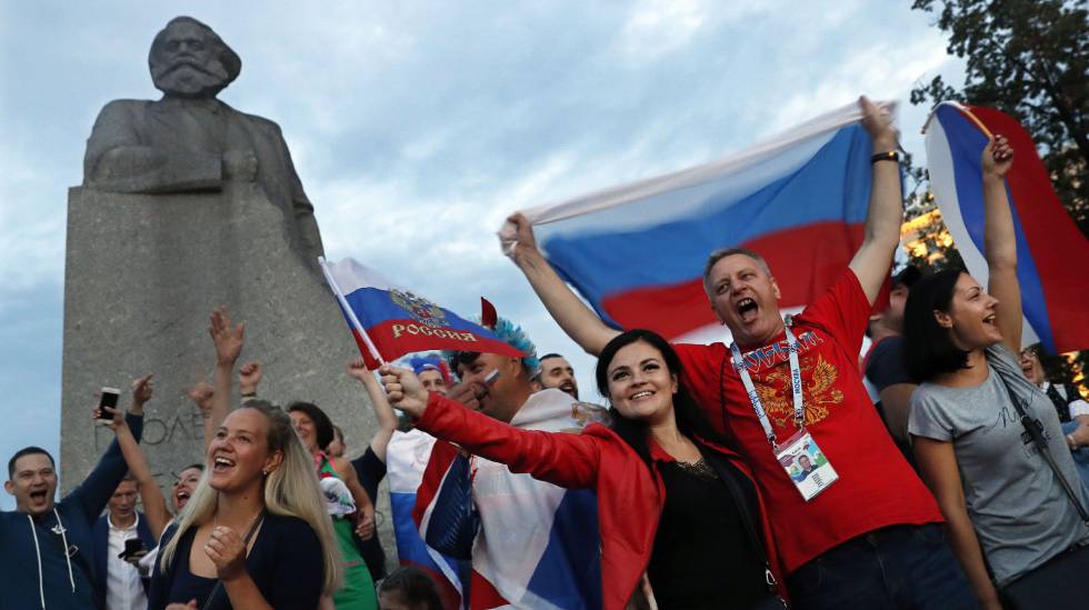 Seguidores rusos celebran la victoria de la selecciÃ³n de Rusia contra EspaÃ±a el pasado domingo en MoscÃº.