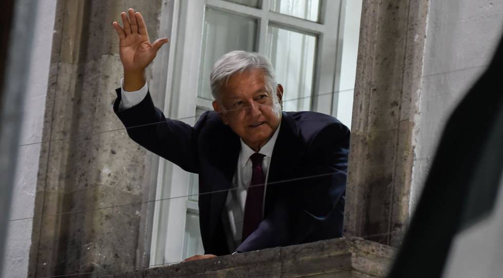 Andrés Manuel López Obrador saluda a sus seguidores. 