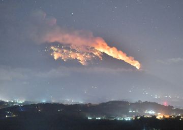 La erupción del volcán Agung, en Bali, lanza magma a dos kilómetros del cráter