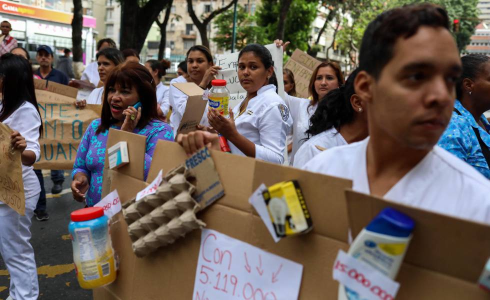 Enfermeros y mÃ©dicos protestan por mejoras salariales en Caracas.