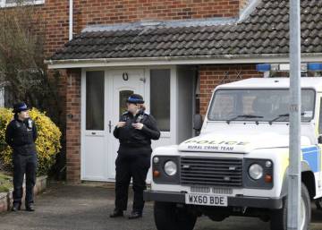 La policía británica cree que el primer contacto de Skripal y su hija con el agente nervioso fue en su casa