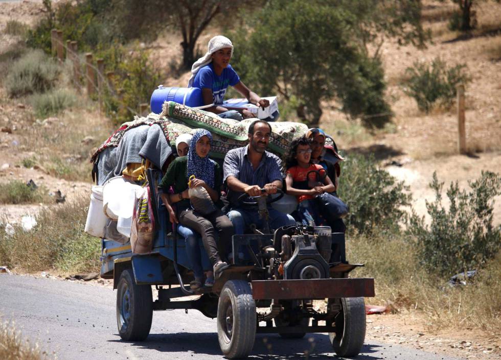 Civiles sirios regresan a sus hogares en la zona de Deraa este sÃ¡bado. 