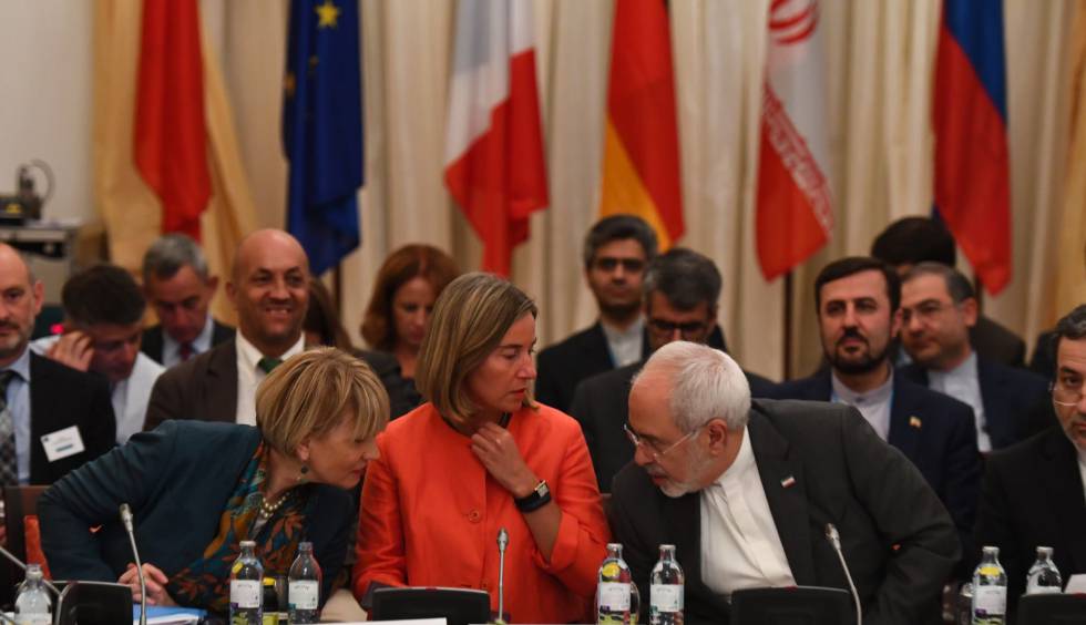 Representantes de la UE junto al ministro de Asuntos Exteriores de IrÃ¡n, Mohammad Javad Zarif, en una reuniÃ³n este viernes en el Palacio Coburgo en Viena.
