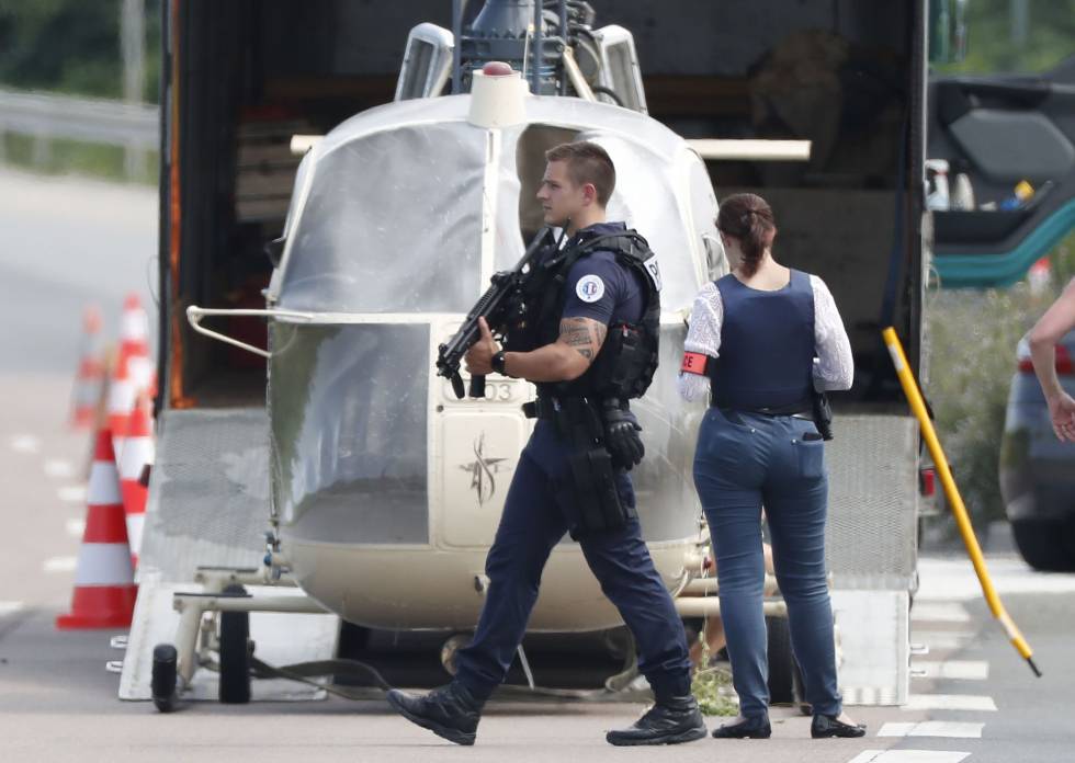 PolicÃas custodian el helicóptero usado para la evasión de Redoine Faïd