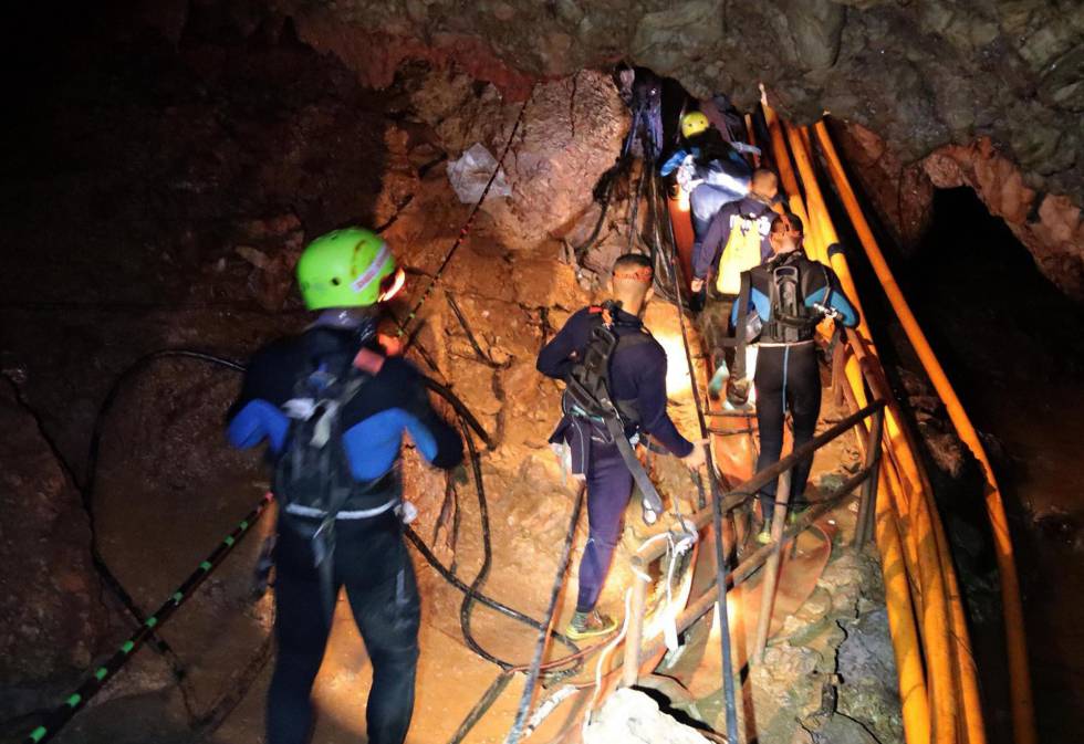 Los militares tailandeses durante el rescate.