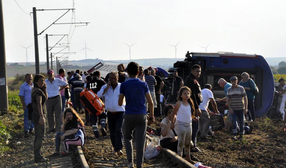 Supervivientes del tren accidentado en Tekirdag (Turquía).