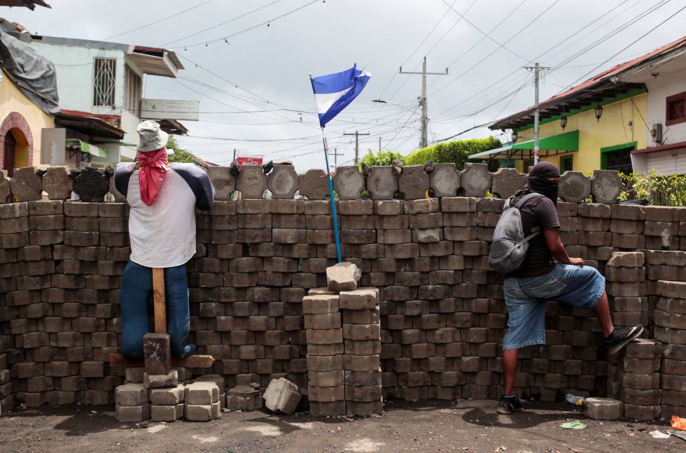Un manifestante en una barricada en una comunidad indÃ­gena de Nicaragua.
