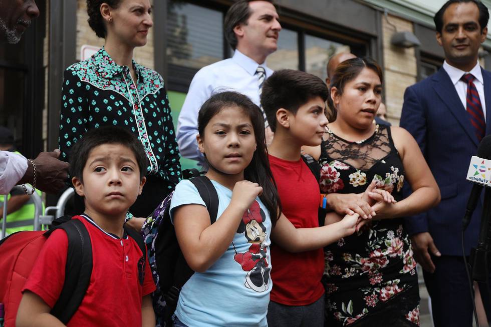 La guatemalteca Yeni Maricela Gonzalez Garcia, el pasado viernes en Nueva York, con sus tres hijos de los que fue separada en la frontera
