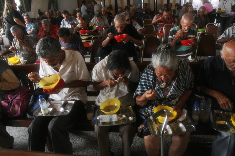 Un centenar de personas se alimenta en un comedor de la Iglesia en junio en Maracaibo. 