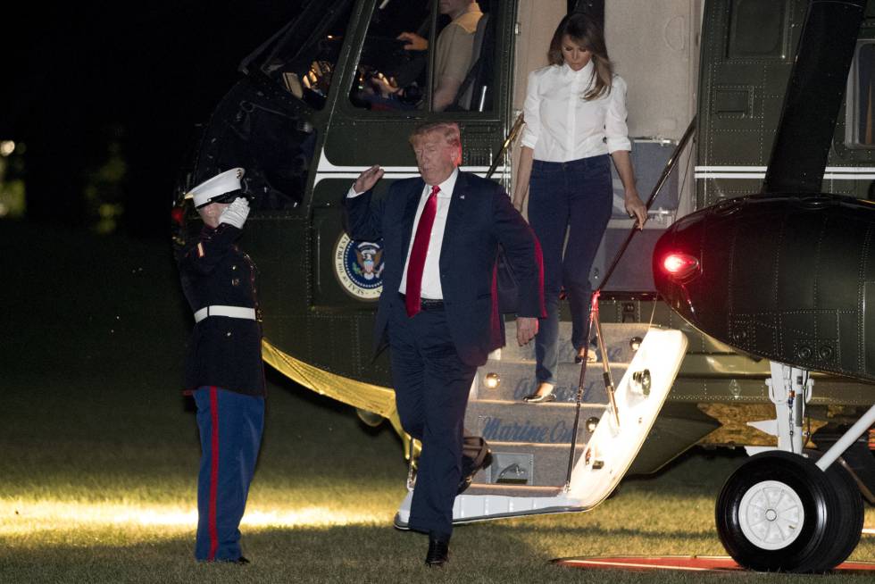 Donald Trump, el lunes por la noche a su llegada a la Casa Blanca, acompaÃ±ado por su esposa, Melania.