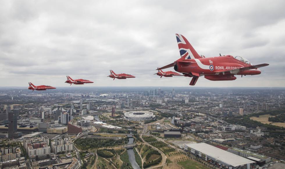 Aviones de combate sobrevuelan Londres en una exhibiciÃ³n de la RFA.