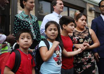 Un juez de EE UU suspende temporalmente la deportación de las familias de inmigrantes reunificados