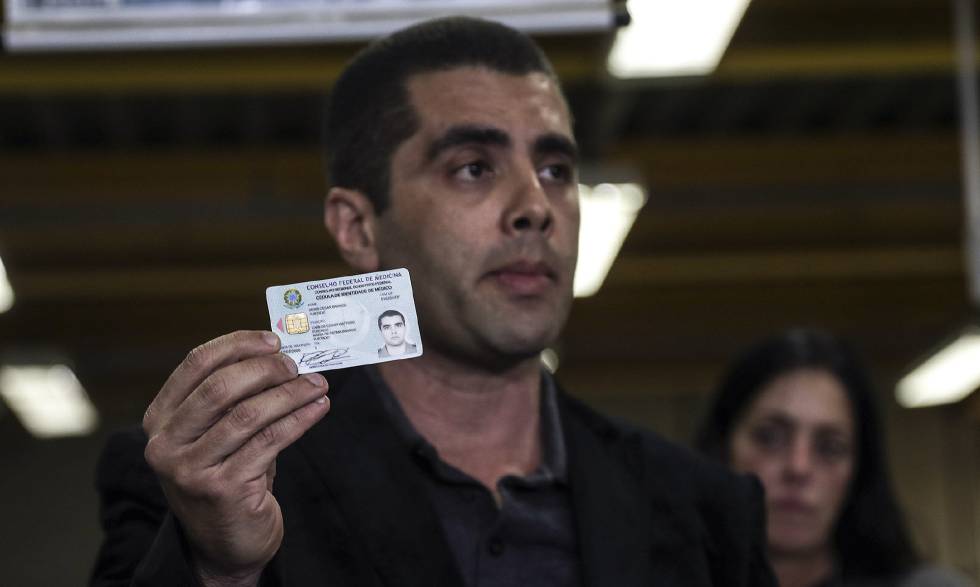 Denis Furtado muestra su licencia de médico del Consejo Regional de Medicina este jueves.