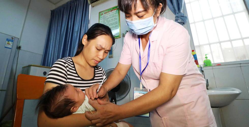 Un bebÃ© recibe una vacuna en la regiÃ³n china de Guangxi.