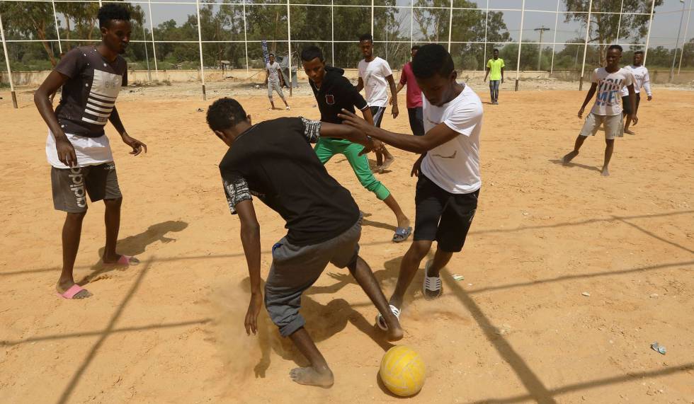 Migrantes africanos juegan al fÃºtbol en TrÃ­poli (Libia) el 22 de julio de 2018.