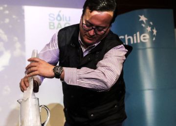 Unos emprendedores chilenos fabrican bolsas plásticas solubles en agua que no contaminan