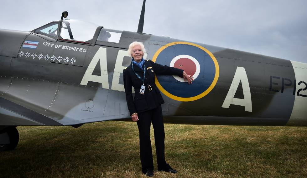 Mary Ellis posa junto a un Spitfire, en 2015 en Kent (Reino Unido). 