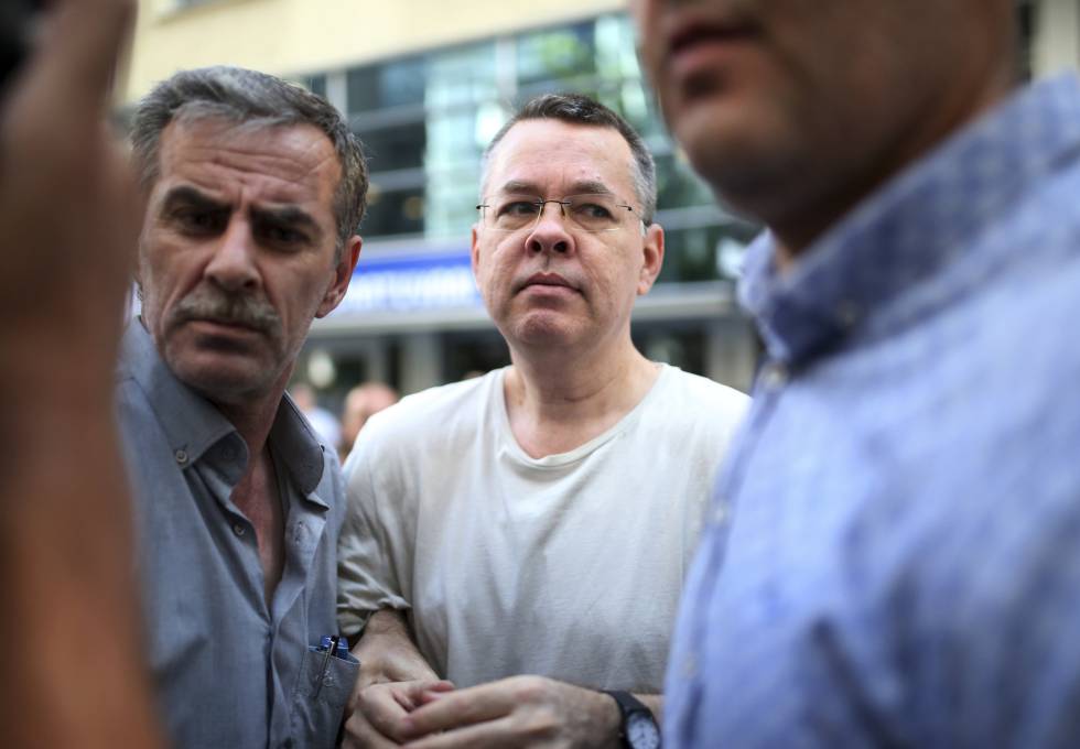 El pastor estadounidense Andrew Brunson llega el pasado 25 de julio a su hogar en Esmirna (TurquÃa) donde deberá cumplir arresto domiciliario tras pasar más de un año y medio en prisión. TurquÃa lo acusa de espionaje y terrorismo pero Estados Unidos exige su liberación inmediata.