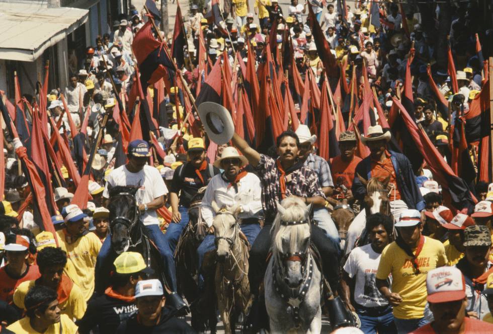 El presidente nicaragÃ¼ense Daniel Ortega, en una marcha con 1.000 hombres a caballo durante su campaÃ±a.