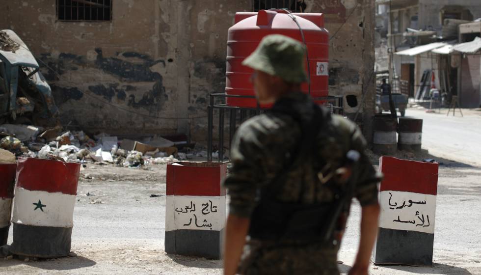 Un soldado del Ejército sirio en un control situado a las afueras de Damasco en julio.
