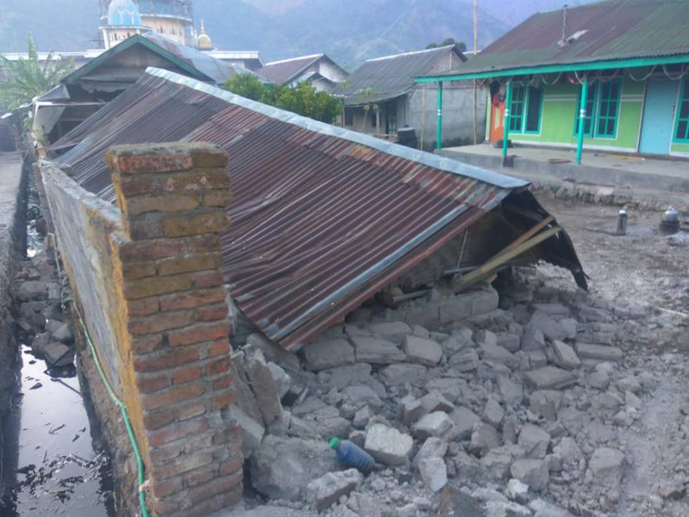 Un edificio colapsado tras el terremoto de este domingo en Indonesia.