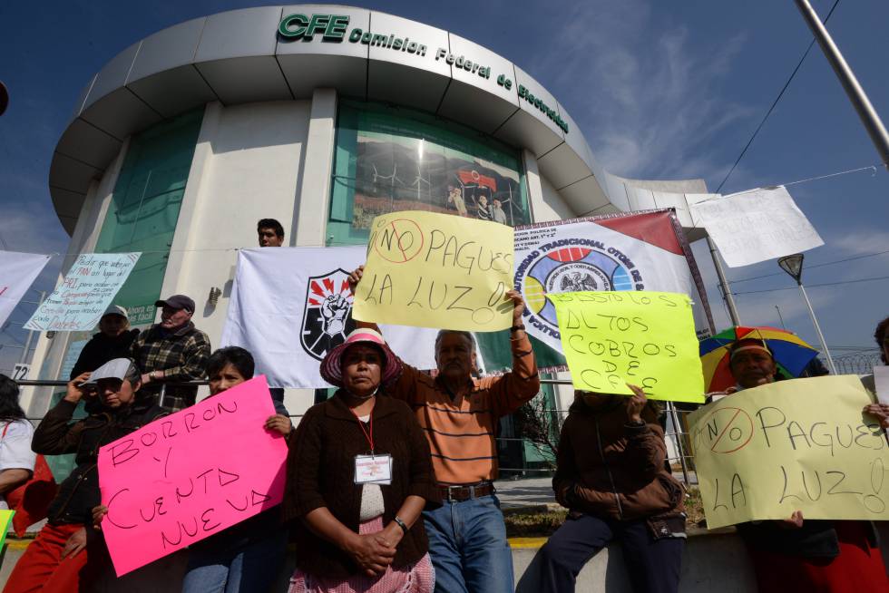 Manifestantes en contra del alza de tarifas elÃ©ctricas en MÃ©xico.